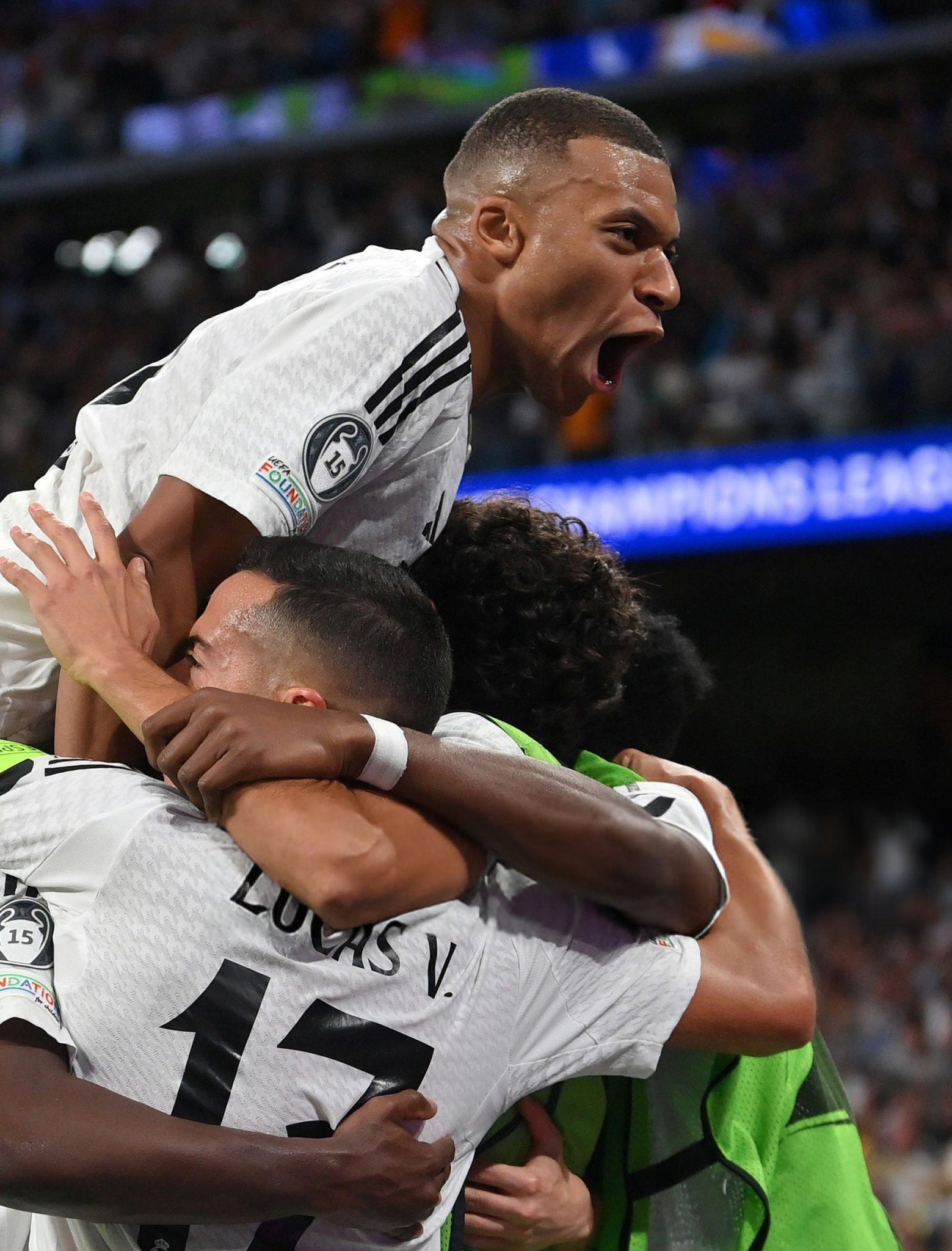 强度对抗贯穿全场,比赛气氛持续升温的简单介绍 强度对抗贯穿全场,比赛气氛持续升温的简单介绍