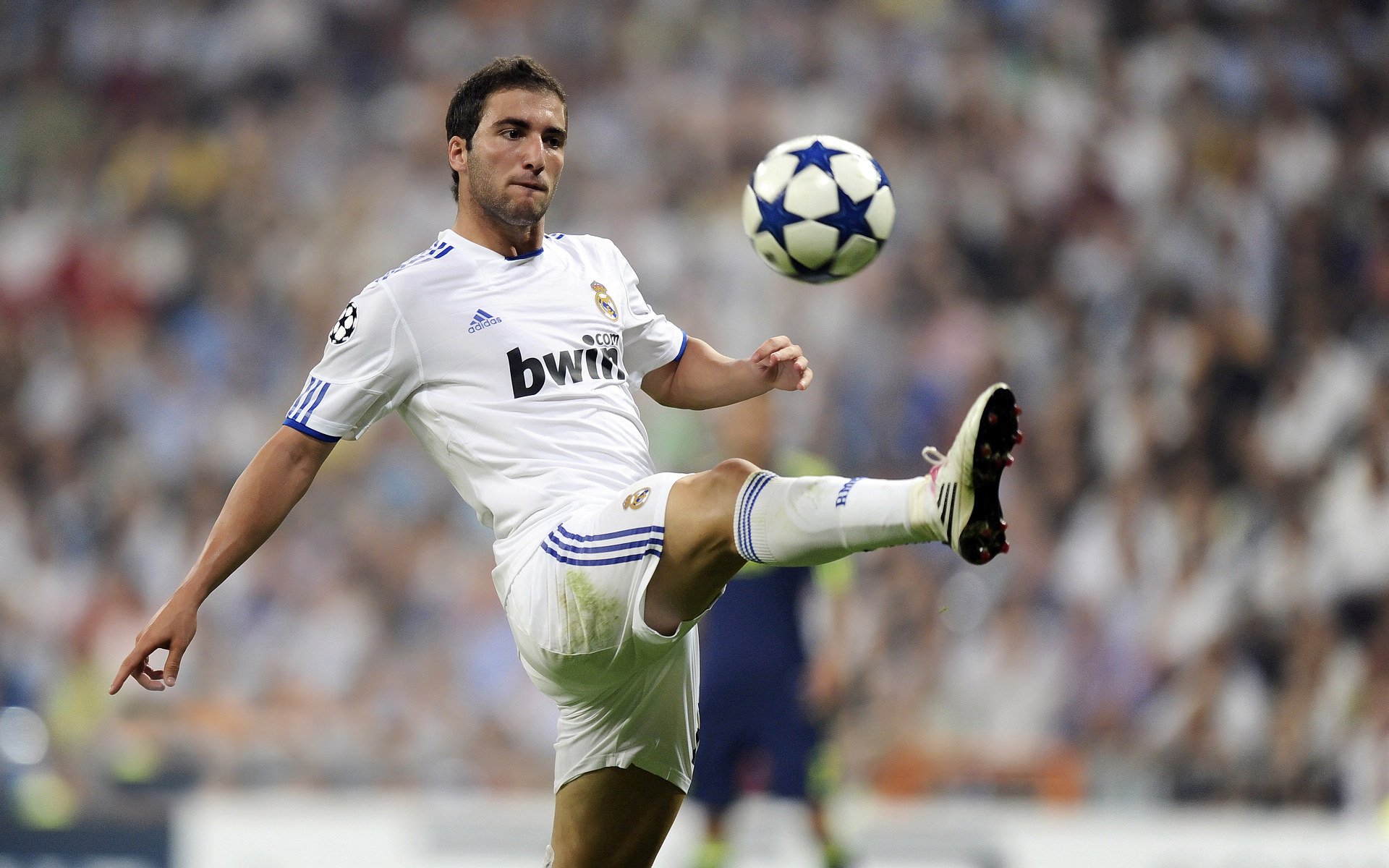 百家乐-英雄归来！JackeyLove重返赛场首秀惊艳，快船主场观众沸腾如海啸
